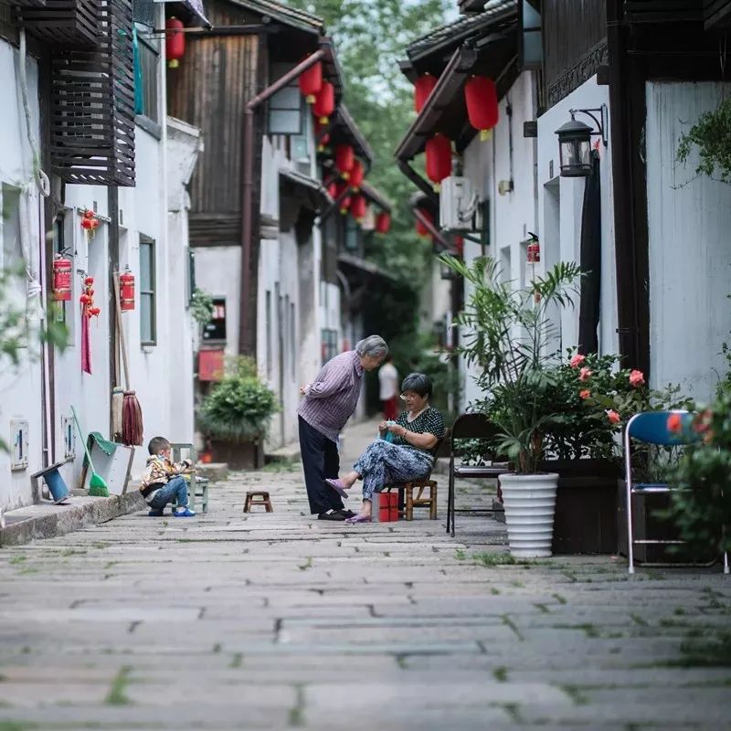 今天，中秋邂逅国庆！拱墅一身“红妆”一城月色，映照万千团圆至味！