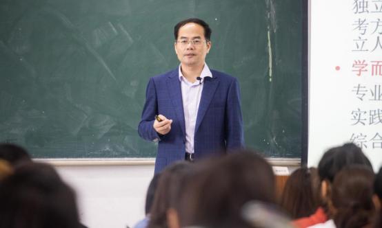 湖北理工学院*党**委副书记李金奇，副校长尹念东、肖文胜、涂立桥为新生讲“大学生德育第一课”