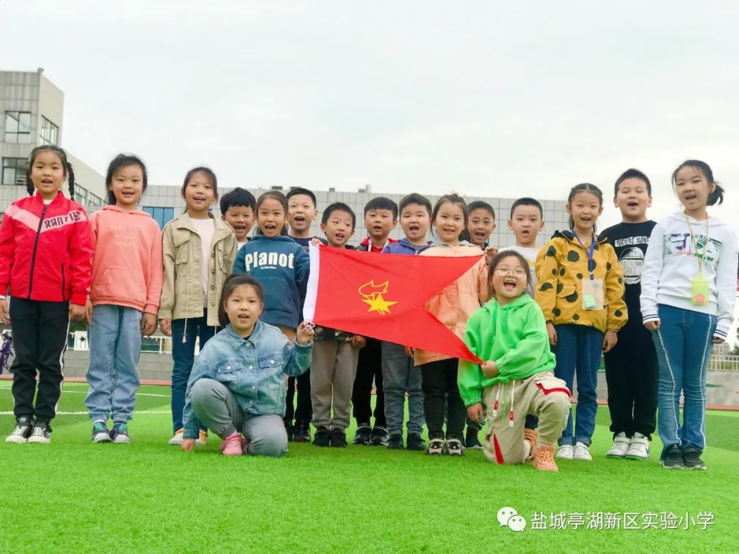 红领巾心向党高举队旗跟党走舞蹈,实验小学红领巾心向党