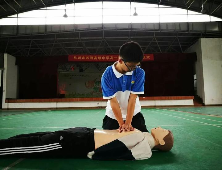浙江杭州西湖区救人,杭州高三学生救人
