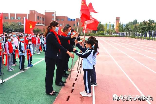 高举团旗跟党走黑板报,高举团旗跟党走主题板报