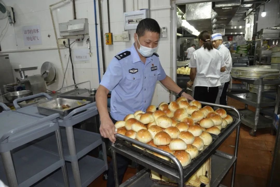 【青年民警微视角】为了奋战的战友，他每天前送数以吨计的“温暖”——走进青年民警李汝芹的一天