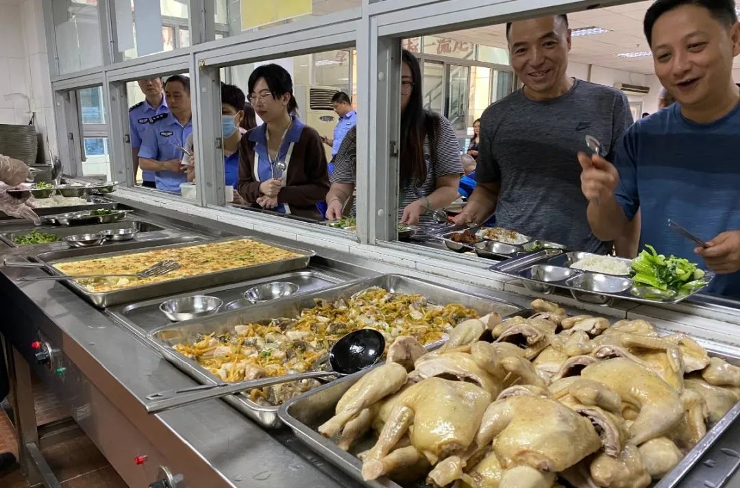 【青年民警微视角】为了奋战的战友，他每天前送数以吨计的“温暖”——走进青年民警李汝芹的一天