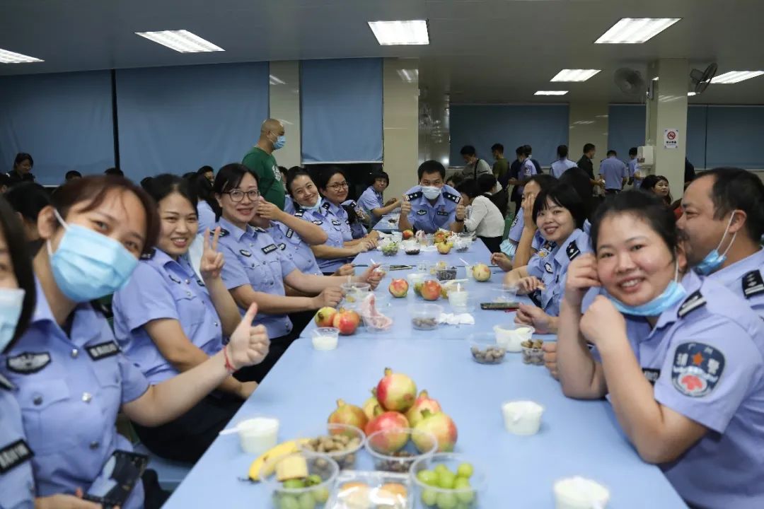 【青年民警微视角】为了奋战的战友，他每天前送数以吨计的“温暖”——走进青年民警李汝芹的一天