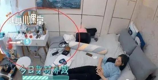 赵丽颖深夜首晒产后照,赵丽颖产后复出一身黑色尽显温柔