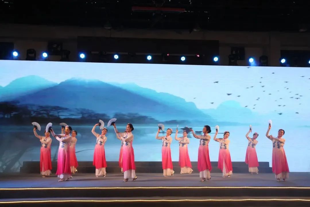 梅陇镇生活日记——梅陇镇举办“社区居民乐小康”暨“撤二建一”20周年社区文化汇演活动