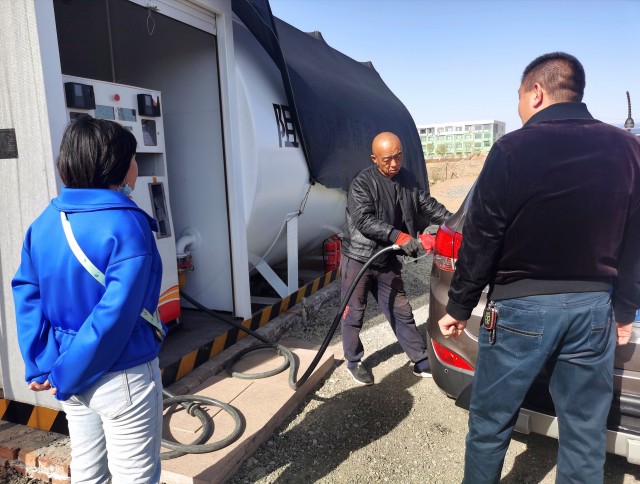 记者暗访黑加油站市场,记者暗访呼和浩特黑加油站