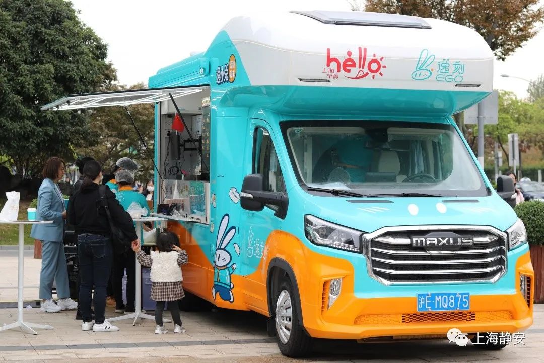 羡慕!静安首辆流动餐车开到这里↑↑↑美食多到挑花眼,还有人人都想要的功能……