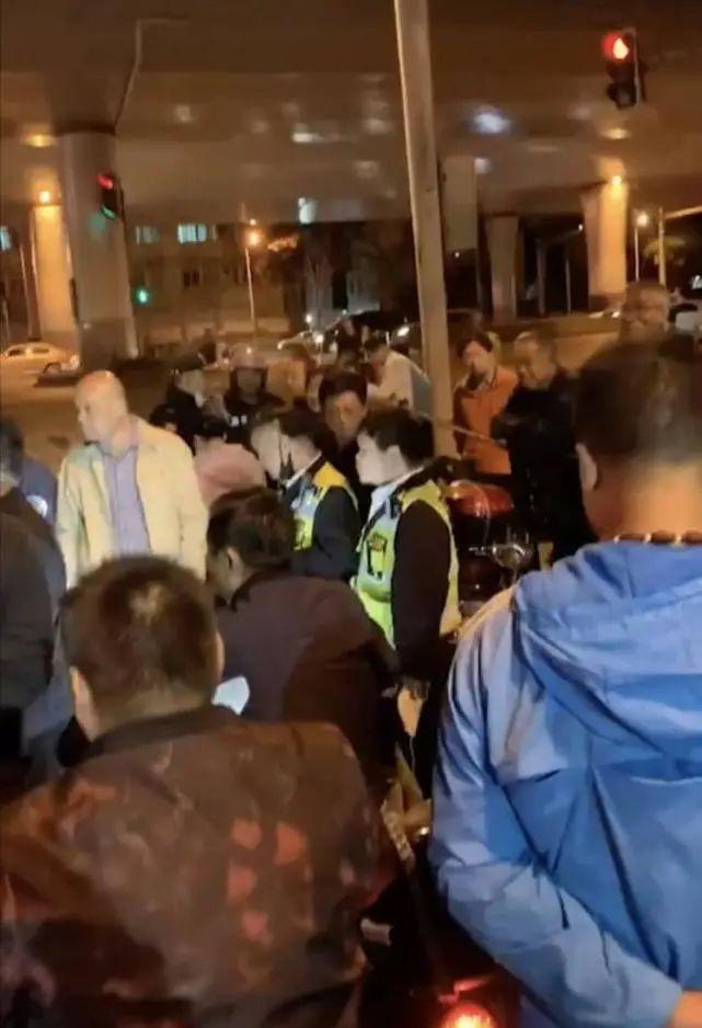 超市员工脚踩冰冻食品,永辉超市工作人员脚踩冷冻鱼虾