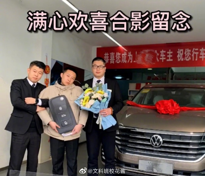 刘昊然在保温杯上班,刘昊然带保温杯上班