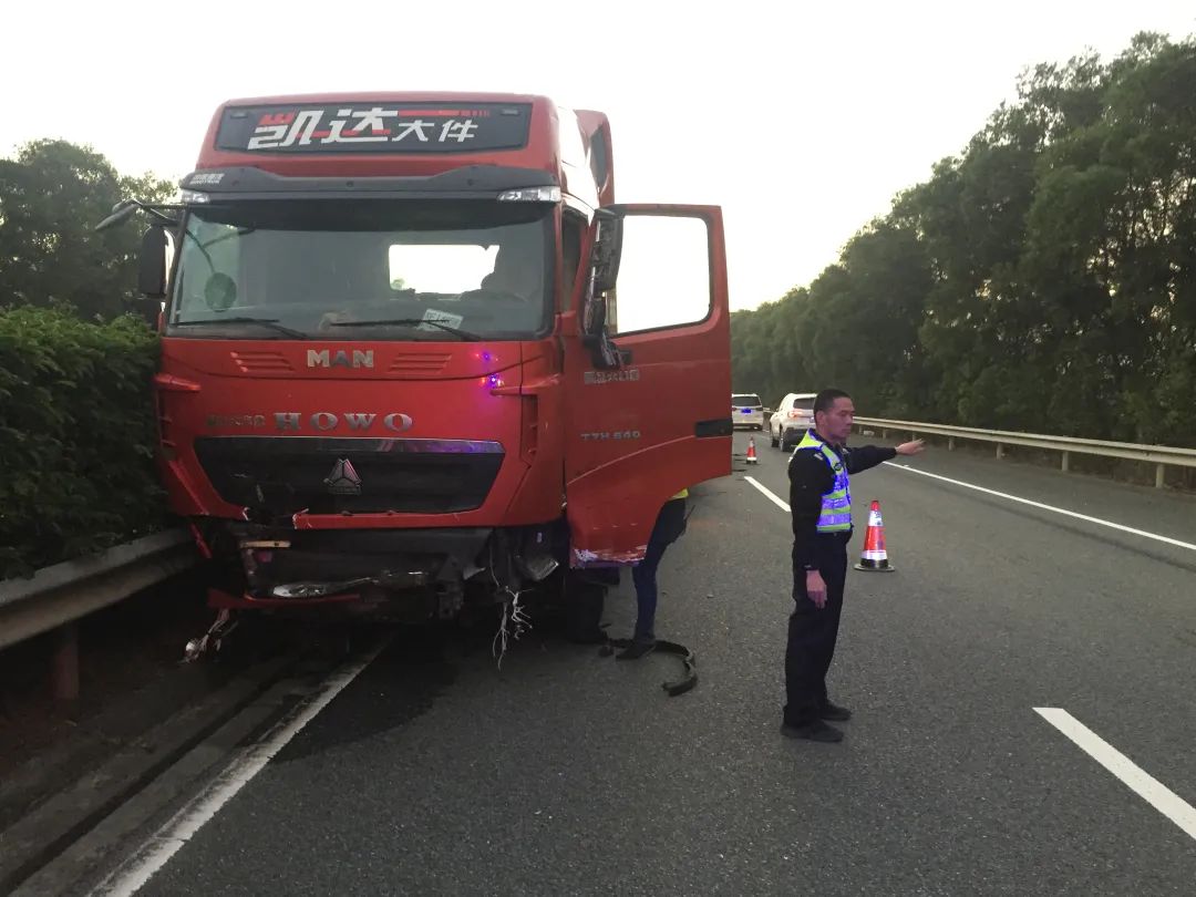 大货车侧翻有多危险,违停避险车道造成货车侧翻