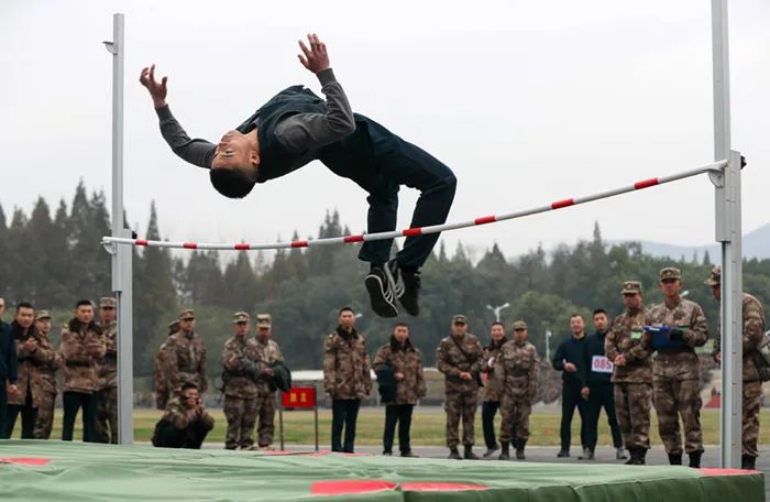 寒风中彼此鼓励,寒风中它们依然是城市的守护者