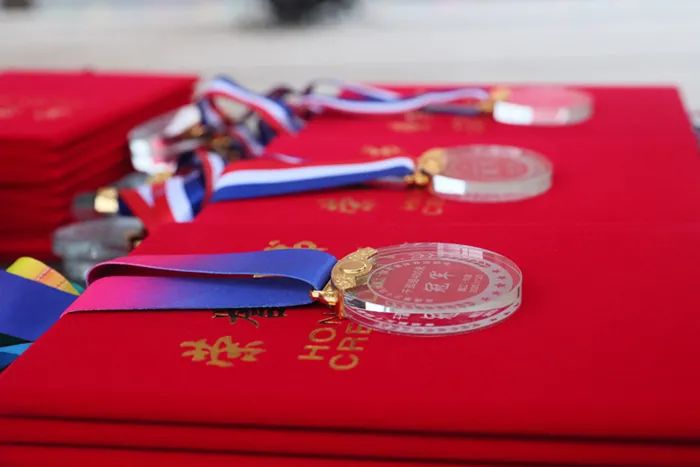 寒风中彼此鼓励,寒风中它们依然是城市的守护者