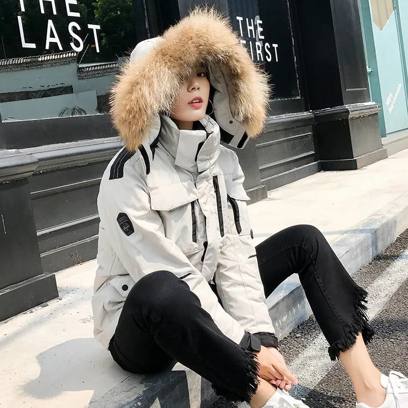 羽绒服千万别乱买这样穿又暖又美,羽绒服穿大的暖还是贴身的暖