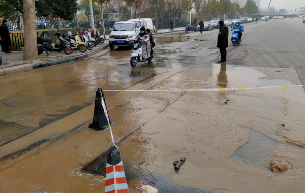 郑州暴雨小区排水管爆裂,水管爆裂成喷泉