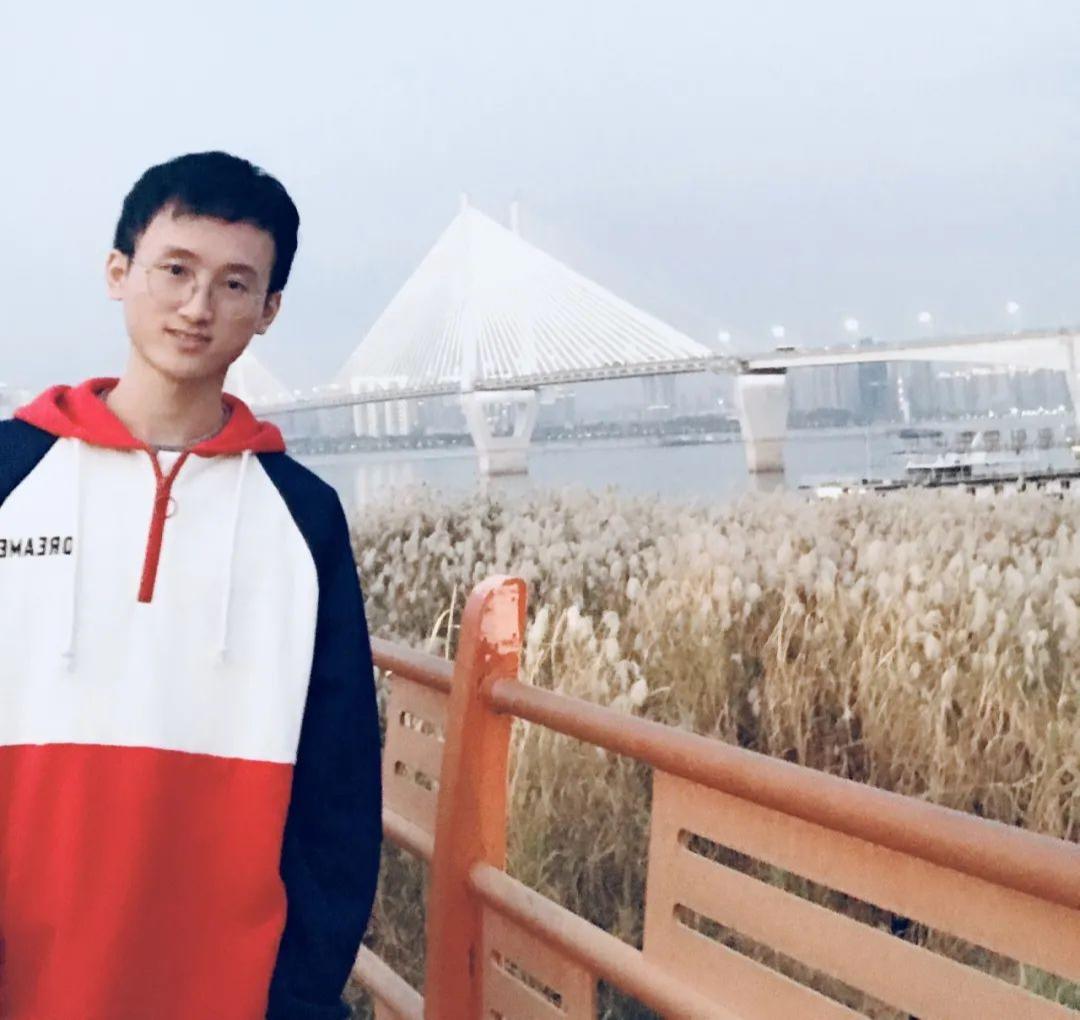 向优秀看齐向榜样靠拢,向优秀的前辈们看齐