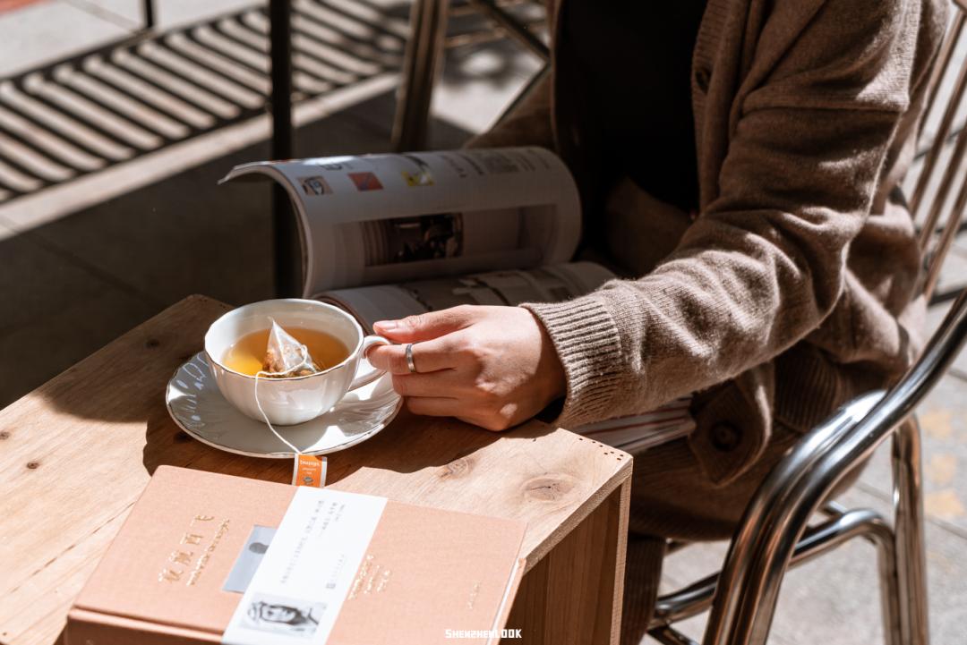 LOOK | 在英国火了大半年的「猪」，喝到了