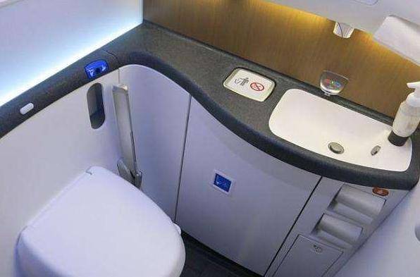 外媒称中国民航局建议空乘穿纸尿裤？一则旧闻的标题*党**