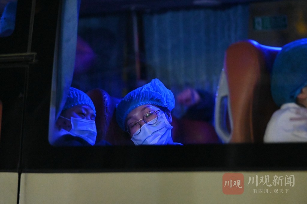 直击郫都最暖寒夜：这些身影让人泪目