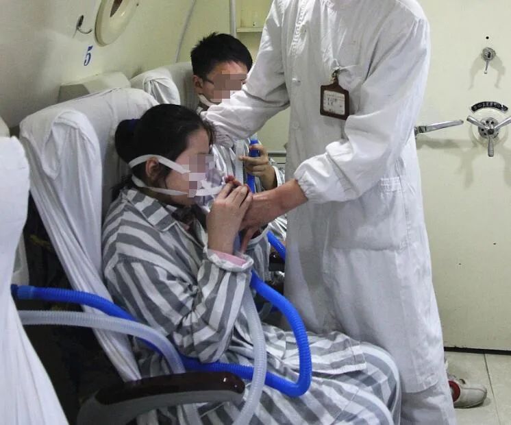 早新闻丨“03、04房不要往外扔套套”,广西一小区这张提示火了