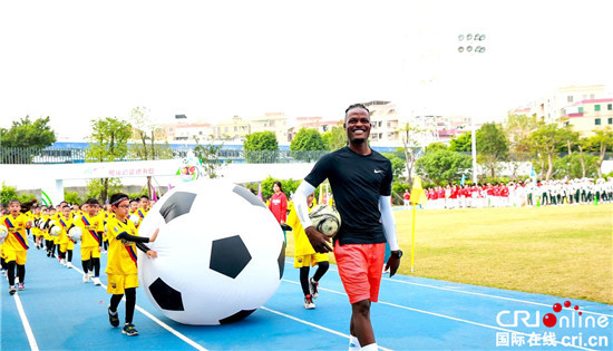 非洲“90后”教练小龙：感受中国足球少年的拼搏精神认为中国足球“绝对越来越厉害”