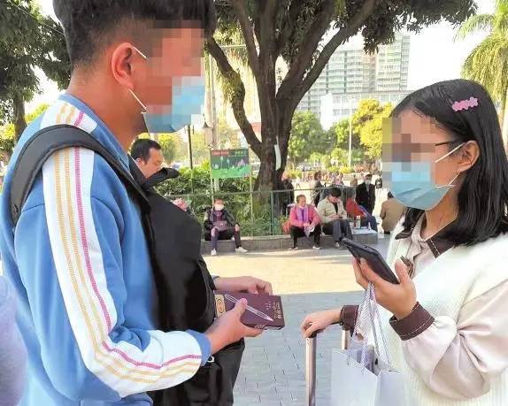 重庆大学生街头推销笔内幕,南宁街头推销笔