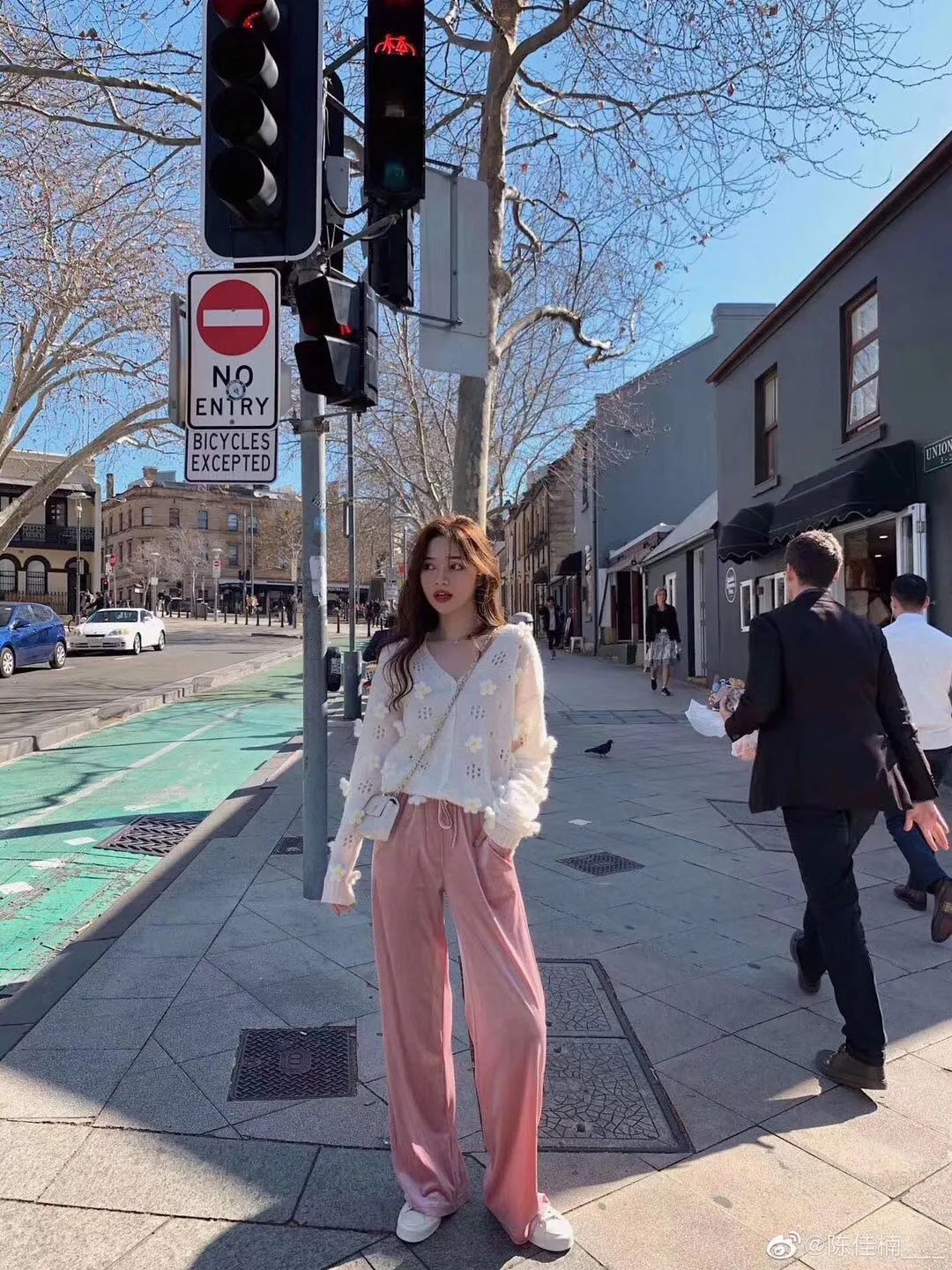 这条丝绒阔腿裤绝了，“吃肉”10斤，显高5CM！布料亮滑细腻