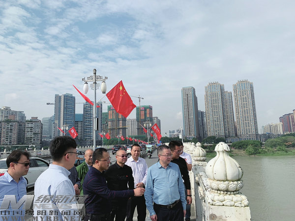 浓墨重彩绘就新画卷,浓墨重彩描绘美丽乡村新画卷