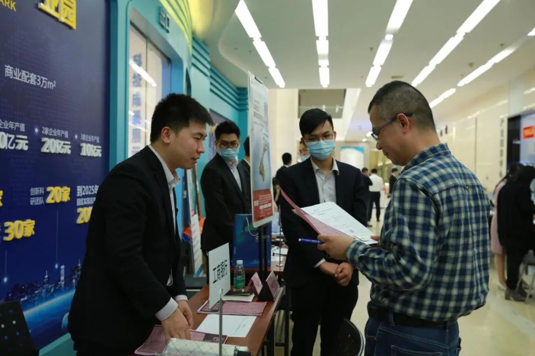 大浪街道拍了拍“你”，并递上2020成绩单