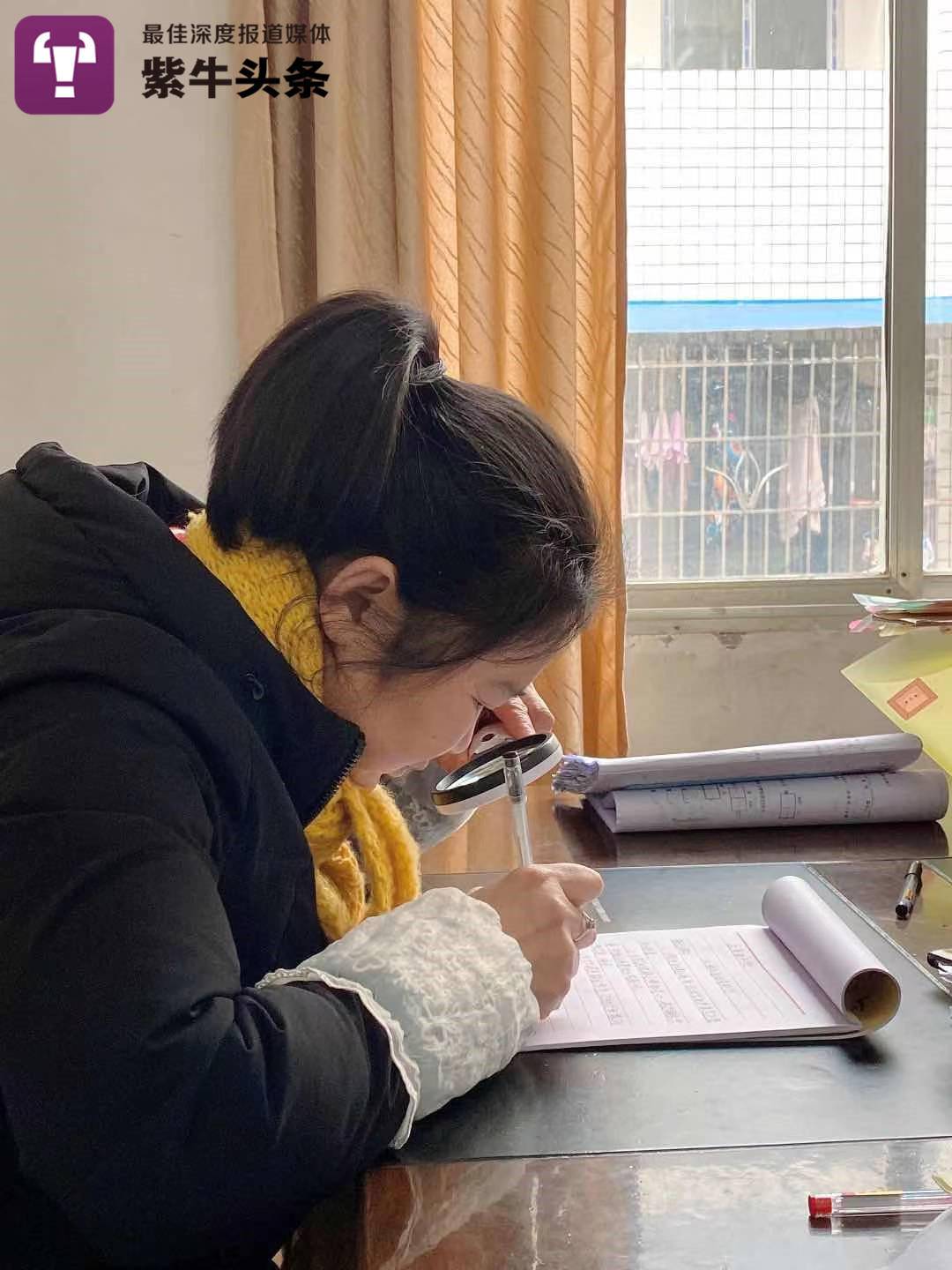 「紫牛头条」​小学老师靠放大镜改了6年作业：医生说我会失明，但愿那天迟点来