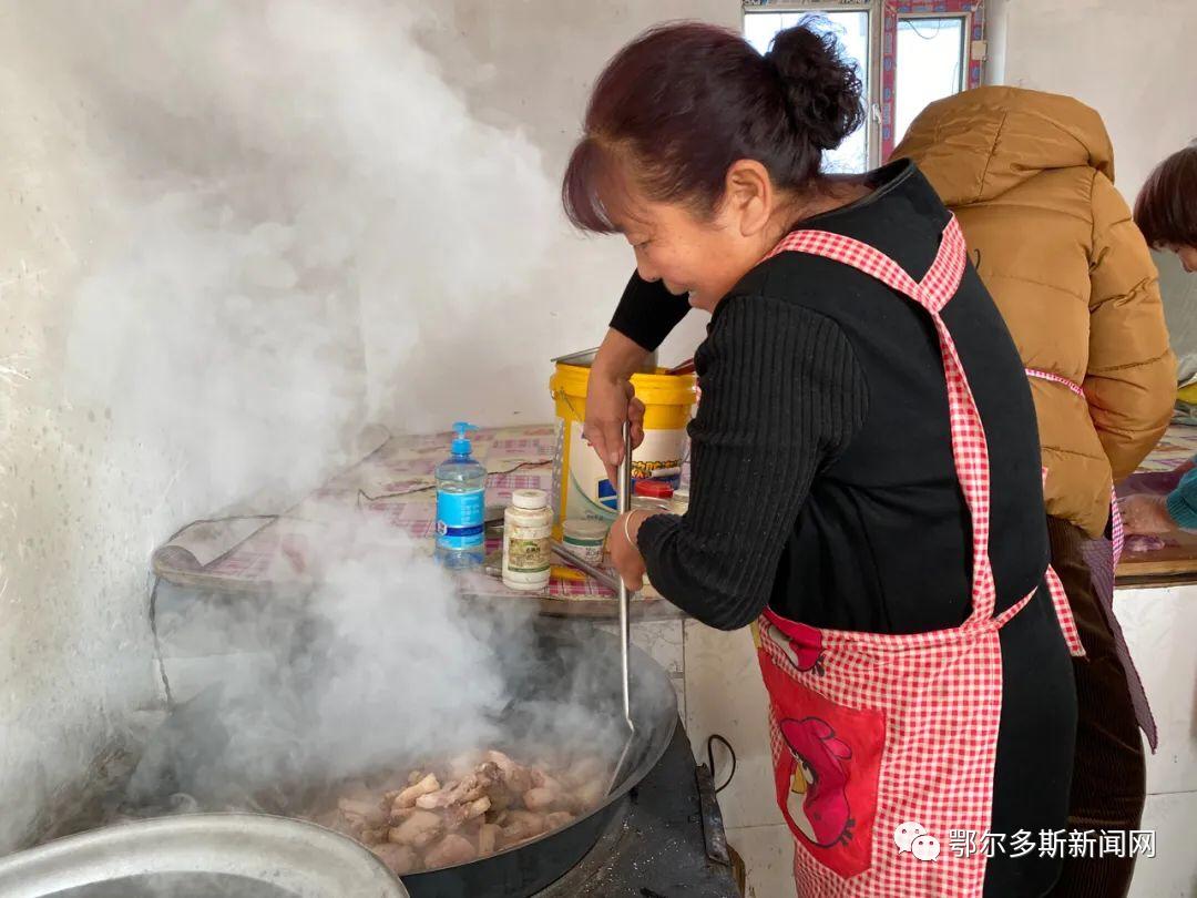 室外柴火灶带锅,柴火灶炒菜做饭