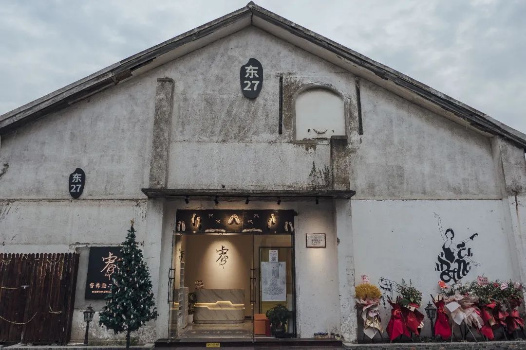 篮球场绿茵场,虹口足球场附近有篮球场