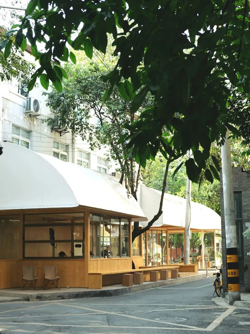 你家楼下的免费展览空间，晒着暖烘烘的太阳散步去吧