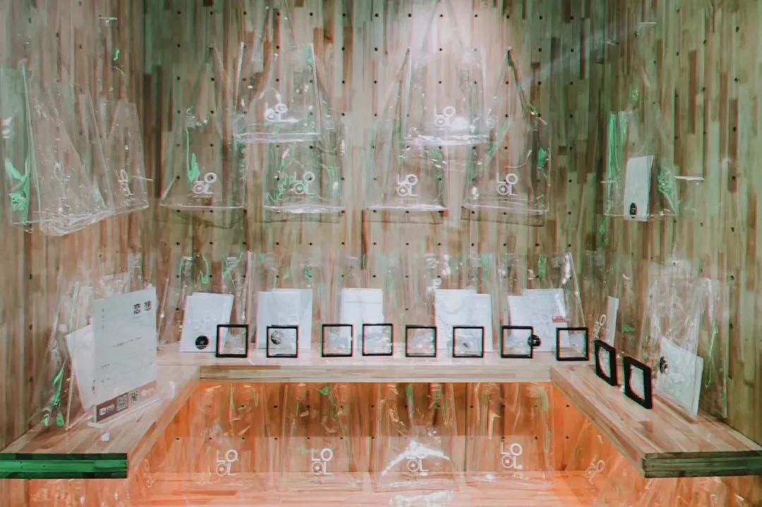 你家楼下的免费展览空间，晒着暖烘烘的太阳散步去吧