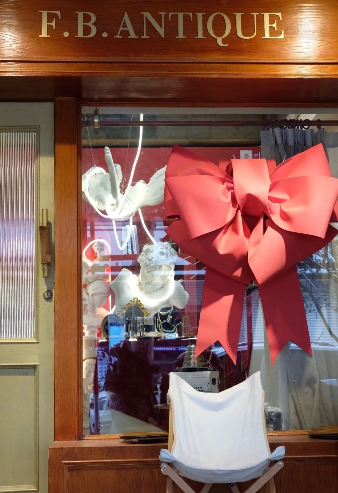 你家楼下的免费展览空间，晒着暖烘烘的太阳散步去吧