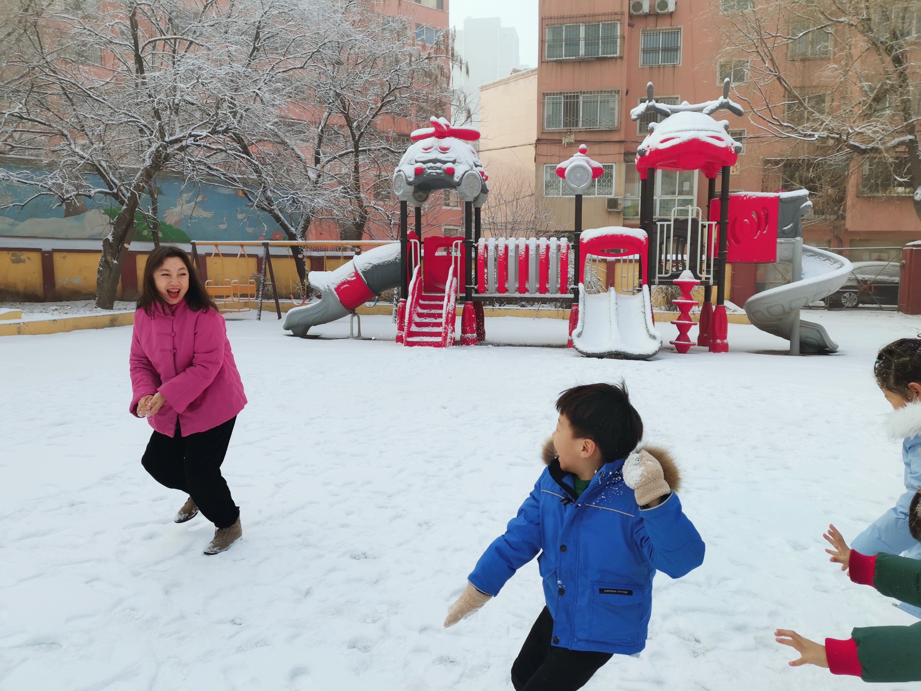 以雪为媒幼儿园娃娃尽享“大自然教科书”