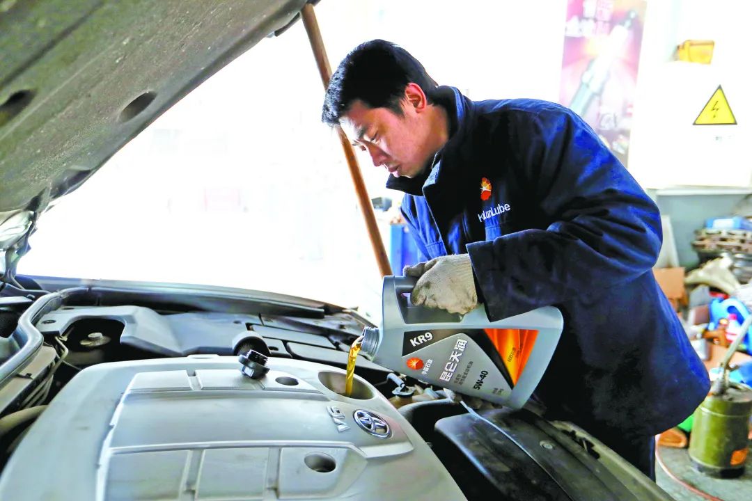 车跑了4千公里机油变黑怎么回事,摩托车机油变黑不换有什么后果