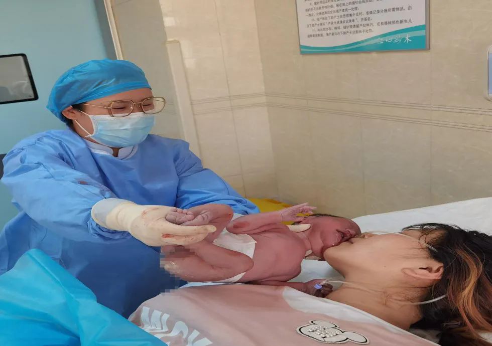 妇产科医护人员坚守岗位,产科医生节日坚守岗位