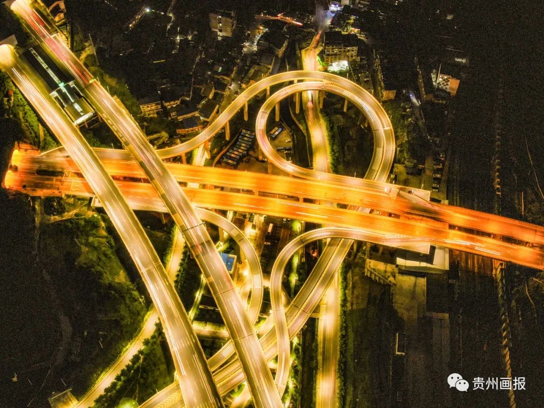 华灯初上的下一句是,华灯初上里面的纯音乐