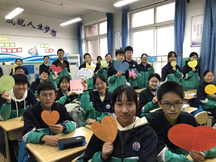 岛城学子“犇”向新学期，开学第一课传递满满正能量