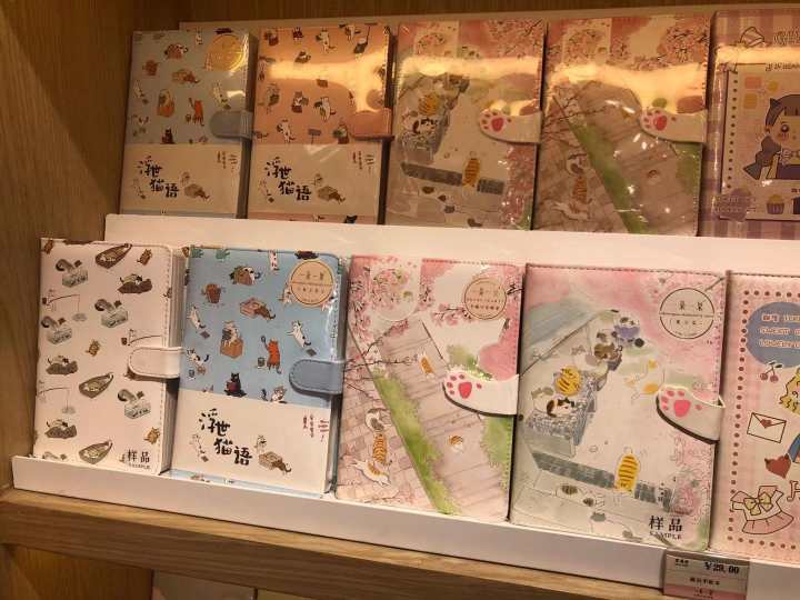 有人为此一年花五六千元！这花里胡哨的小本子，到底有啥魅力