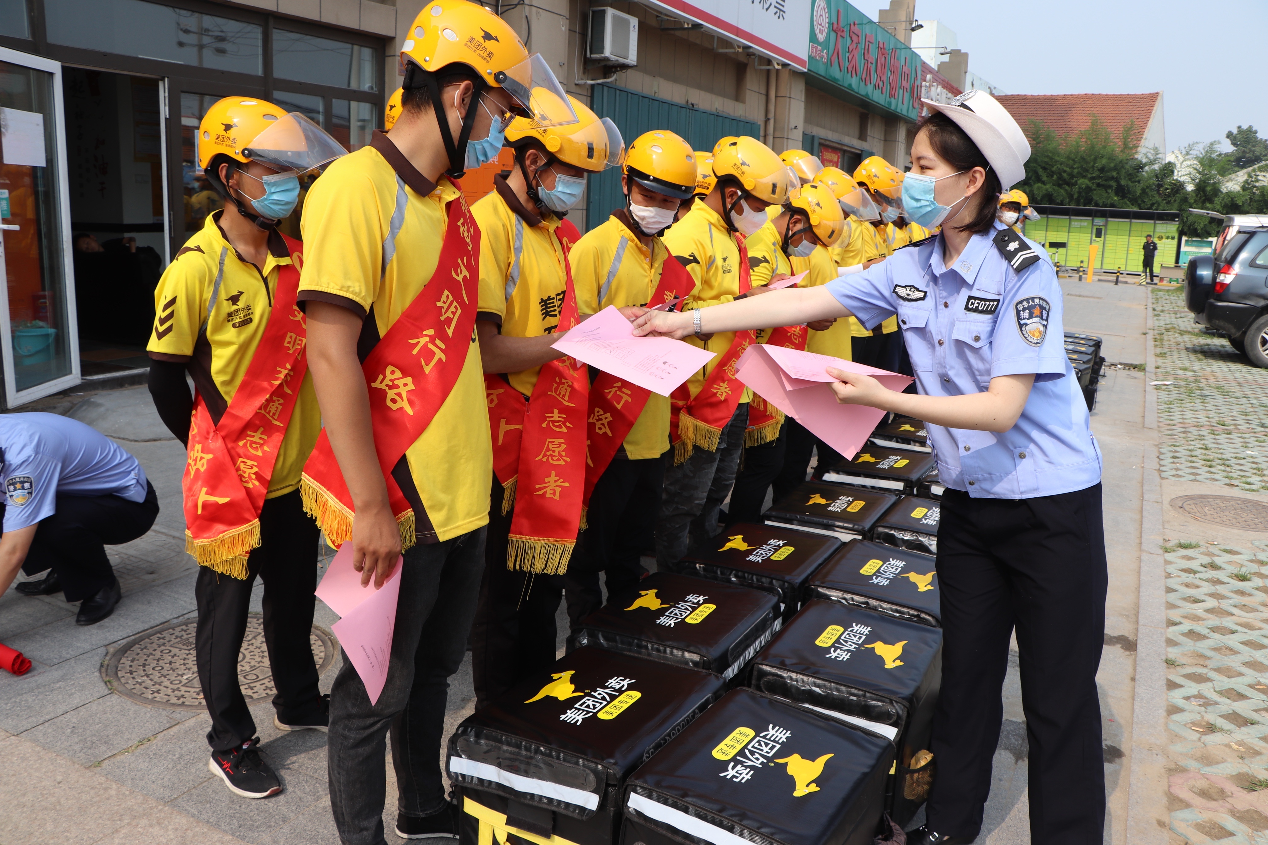 公安交警三八节女民警事迹 (青岛最美交警女警)