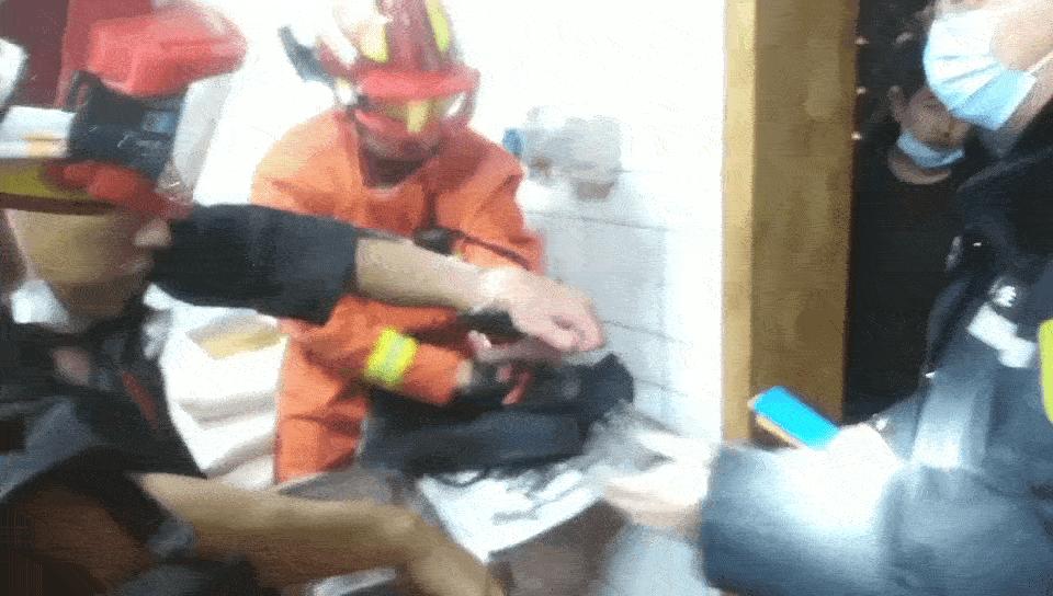 什么？手又双叒叕被夹了，看消防员如何施救