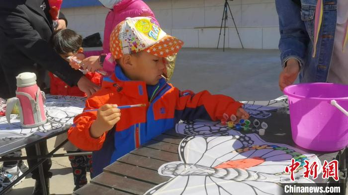 内蒙古大草原放巨型风筝,内蒙古巨型风筝