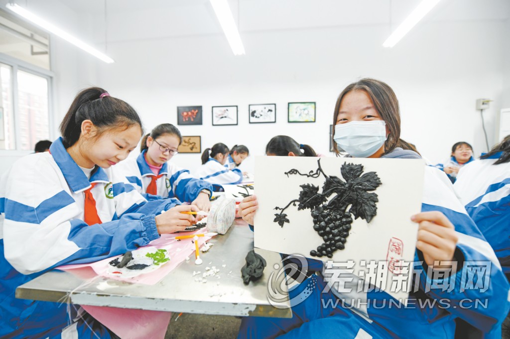 多彩社团活力四射助力成长,多彩的社团活动引领学生全面发展