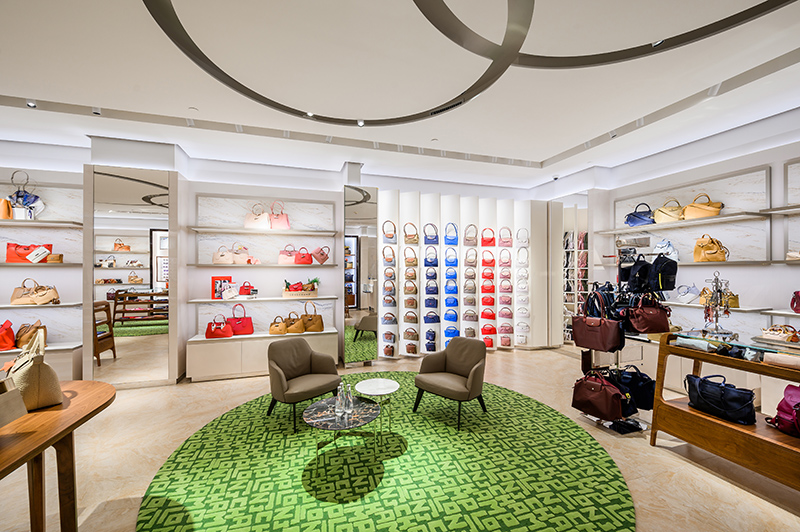 今日消费资讯：Longchamp南京德基广场精品店重装开业、安踏推出全新氢跑鞋ZERO