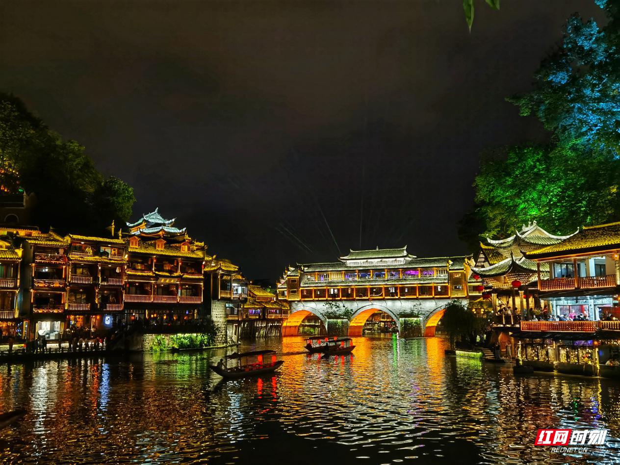 凤凰古城美丽迷人的夜景,美丽迷人的凤凰古城夜景