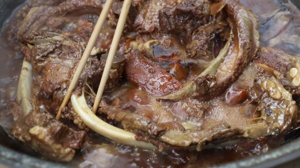 酱大骨用铁锅炖一般要炖多久,正宗铁锅炖酱骨