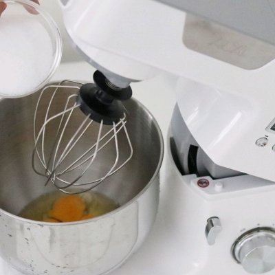 今天来做个足球翻糖蛋糕,早上来一碗红糖鸡蛋