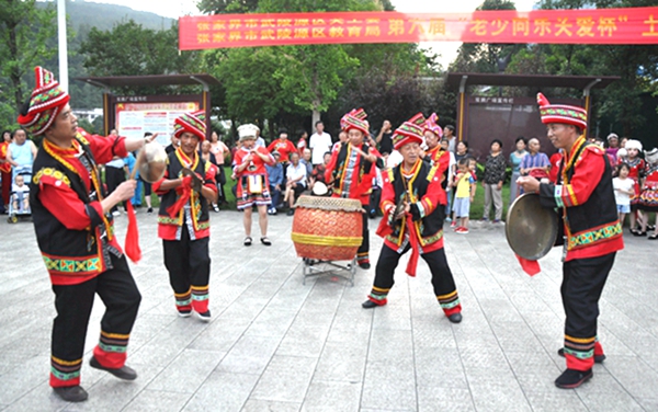 武陵源区关工委举行第六届“老少同乐关爱杯”乒乓赛书法赛暨围鼓展演活动